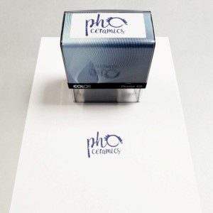 Savidažis antspaudas su logotipu ir jo atspaudas ant balto popieriaus