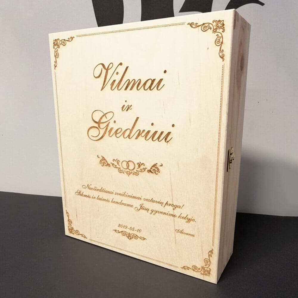 Medinė dėžutė su graviruotais jaunavedžių vardais ir ornamentuotu apvadu