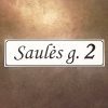 Šviesi adreso lentelė „Saulės g. 2“ pasvirusiu šriftu.