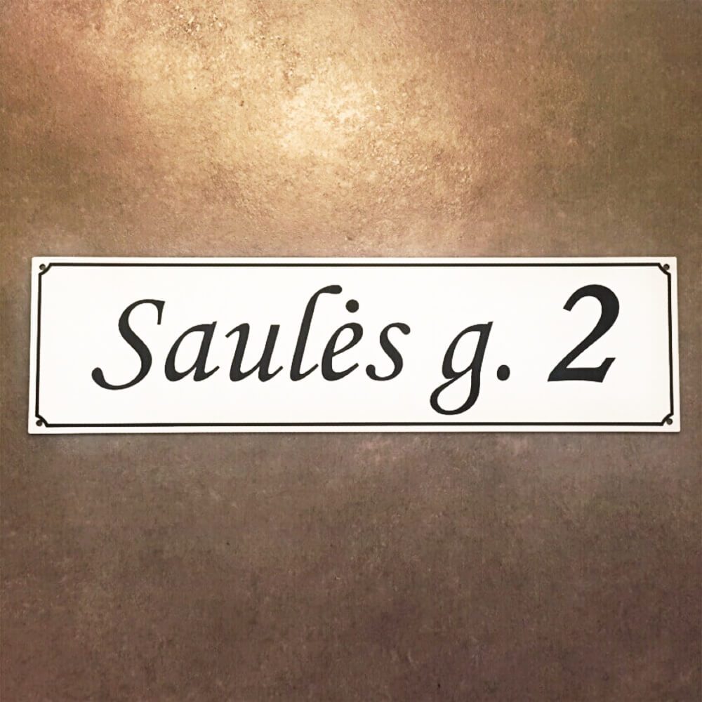 Šviesi adreso lentelė „Saulės g. 2“ pasvirusiu šriftu.