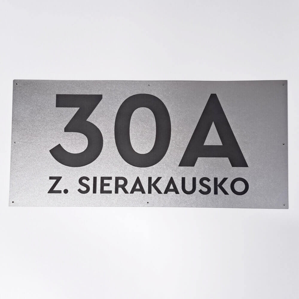 Adreso lentelė „Z. Sierakausko 30A“ su juodais simboliais.