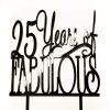 Juoda 25-ojo gimtadienio torto dekoracija su užrašu „25 Years Fabulous“.