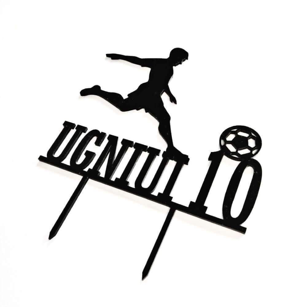 Juodas 10-ojo gimtadienio torto toperis su futbolininko siluetu, vardu ir kamuoliu.