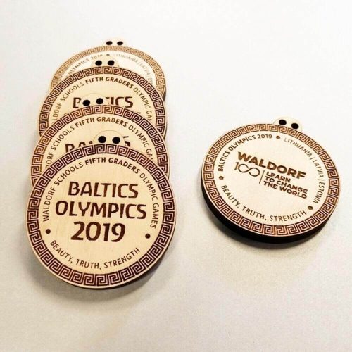 Apvalūs faneros medaliai su graviruotu renginio užrašu ir grafika