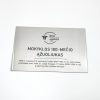Šlifuoto metalo lentelė su mokyklos 100-mečio ąžuoliuko įrašu.