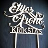 Krikštynų torto smeigtukas su dviem vardais ir karūnos motyvu.