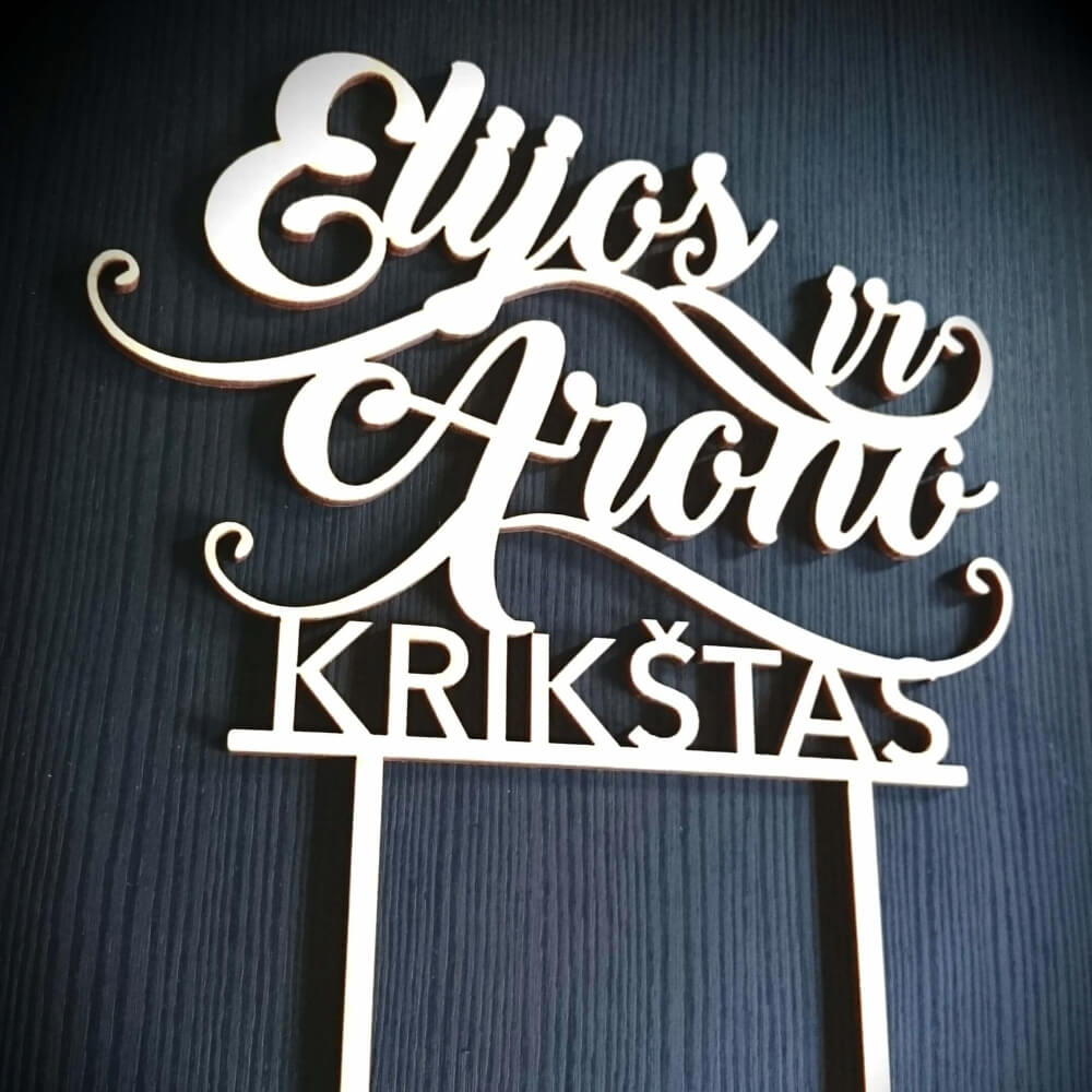 Krikštynų torto smeigtukas su dviem vardais ir karūnos motyvu.