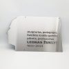 Nerūdijančio plieno atminimo lentelė Leonui Žukliui su profilio formos kraštu.