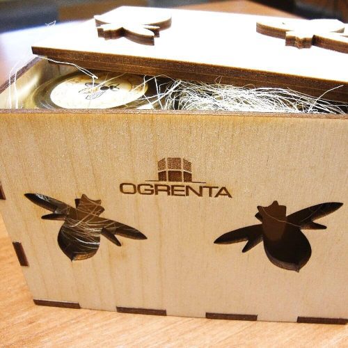Faneros dovanų pakuotė su graviruotu „Ogrenta“ logotipu ir bičių išpjovomis