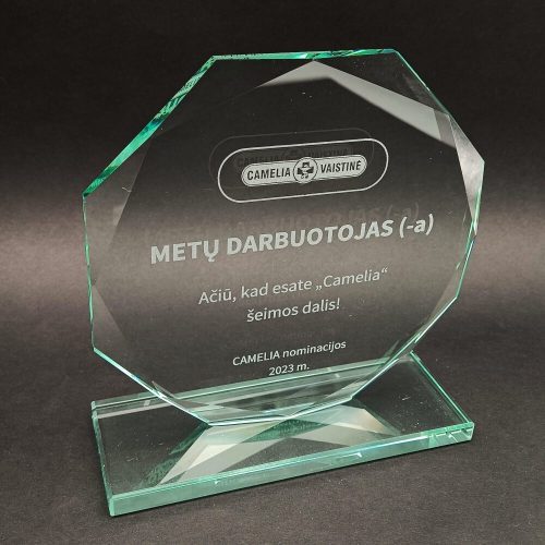 Daugiakampis stiklinis apdovanojimas su užrašu „Metų darbuotojas“.