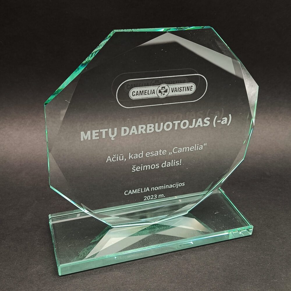 Daugiakampis stiklinis apdovanojimas su užrašu „Metų darbuotojas“.