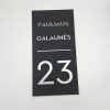 Vertikali juoda adreso lentelė „Pauliaus Galaunės 23“.