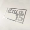 Metalinė adreso lentelė „Mėtų g. 15“ su išpjautais simboliais.