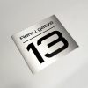 Metalinė adreso lentelė su namo numeriu 13.