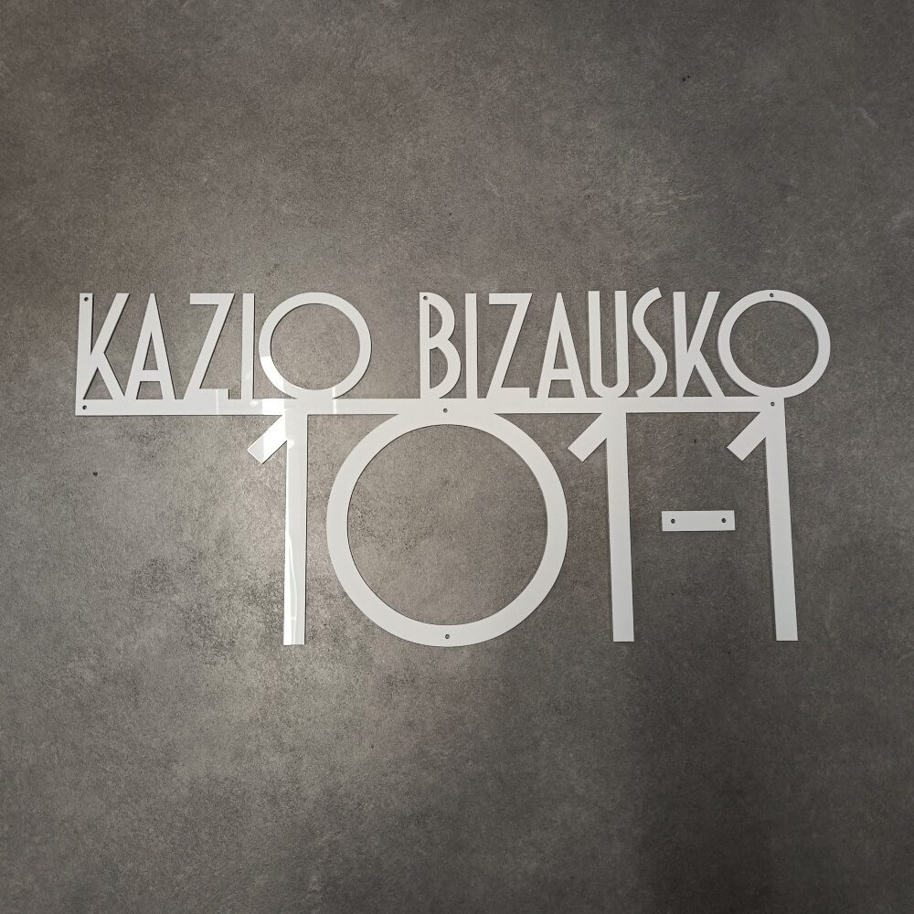 Šviesus išpjautas adreso užrašas „Kazio Bizausko 101-1“.