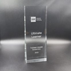 Graviruota nominacija ant stačiakampio stiklinio apdovanojimo