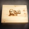 Medinė dėžutė su vyro portretu ir užrašu „The Godfather Kit“