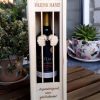 Vertikali medinė dėžutė su grotelėmis ir viduje įdėtu buteliu