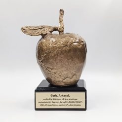 Obuolio formos padėkos statulėlė darbuotojui už ilgametį darbą