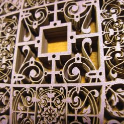 Ažūrinės lazeriu pjautos popieriaus detalės su ornamentais.
