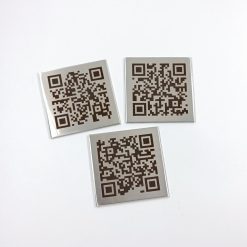 Trys metalinės plokštelės su graviruotais QR kodais