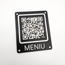 Juoda meniu lentelė su graviruotu QR kodu ir tvirtinimo skylėmis