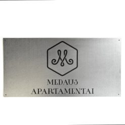 Sidabro spalvos Rowmark iškaba „Medaus apartamentai“ su logotipu
