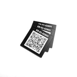Dvi juodos techninės lentelės su QR kodais