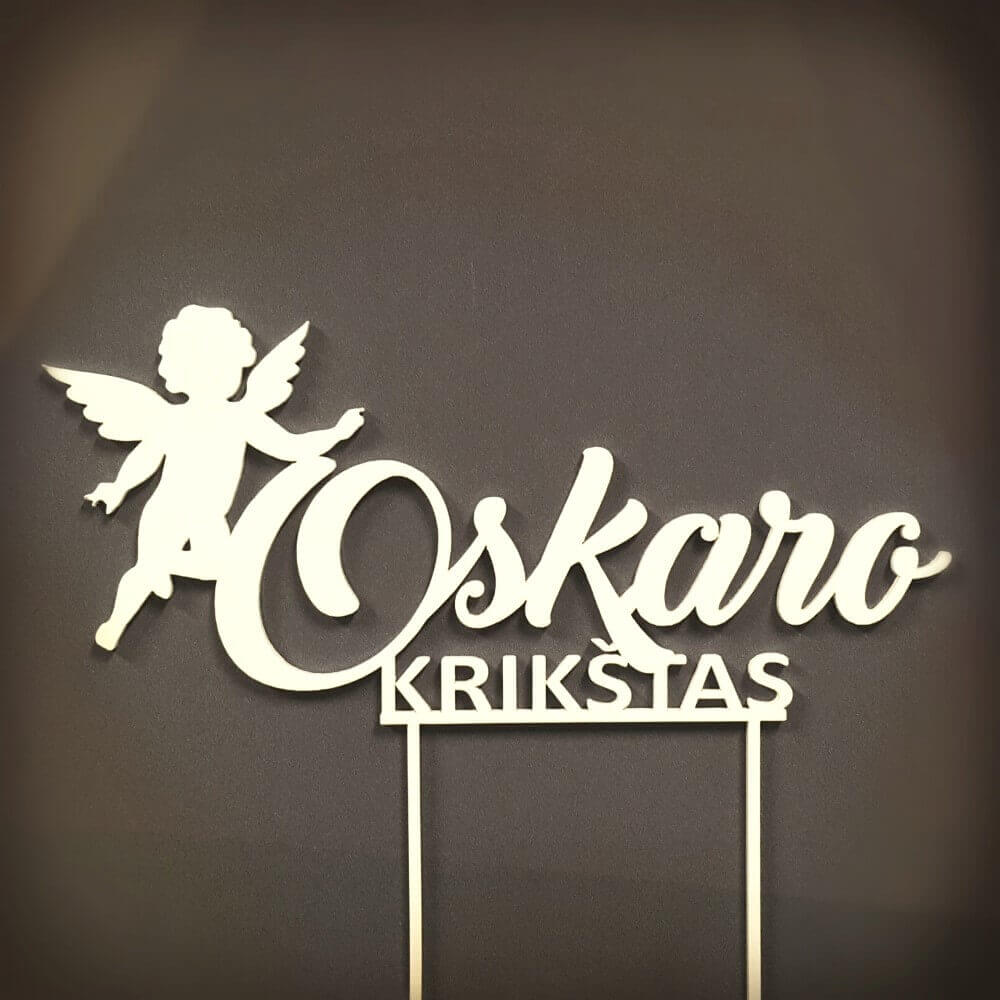 Baltas krikštynų torto smeigtukas su angelo siluetu ir užrašu „Oskaro krikštas“.