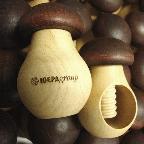 Medinės riešutų gliaudyklės su graviruotu „IGEPA group“ logotipu