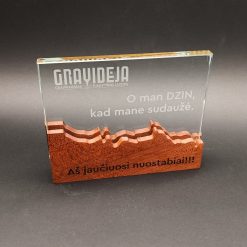 Graviruota GRAV-04 stiklo plokštelė su „Gravidėja“ logotipu ir tekstu ant raižyto medinio pagrindo.