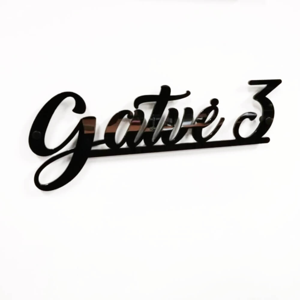 Vientisas užrašas „Gatvė 3“ su kontrastingu šviesiu pagrindu.