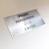 Metalinė lentelė „Privati parkavimosi vieta 2 butas“.