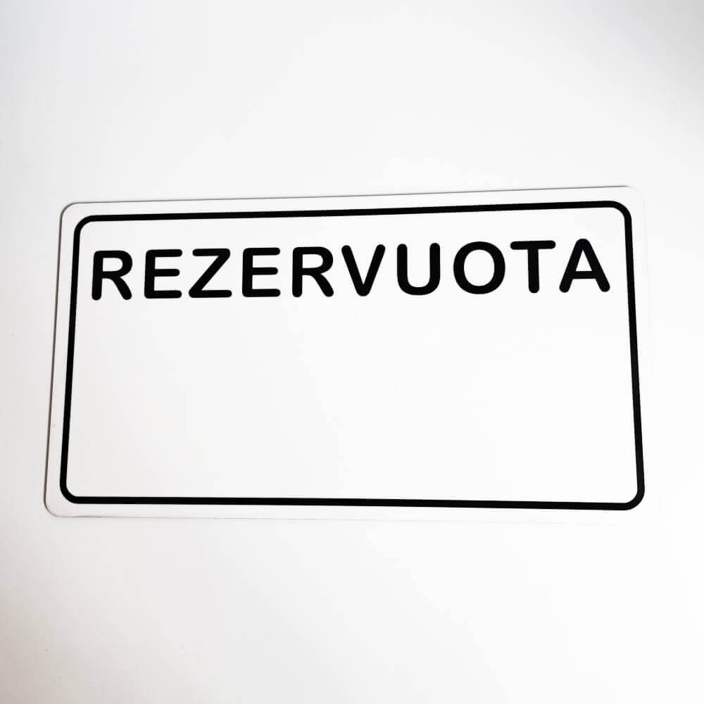 Balta lentelė „Rezervuota“ su juodu apvadu.