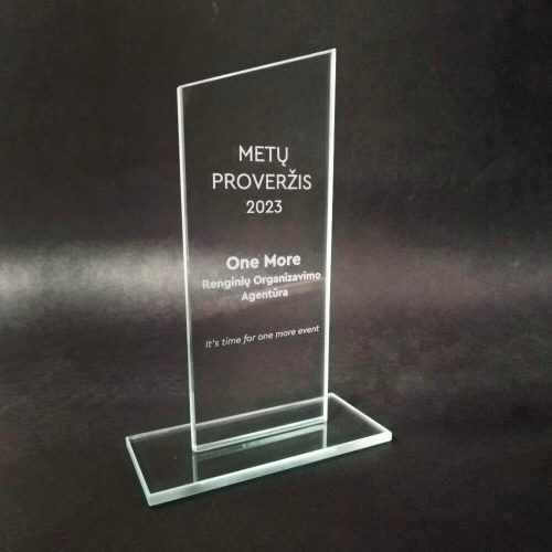 Stačiakampė stiklinė statulėlė su užrašu „Metų proveržis 2023“.