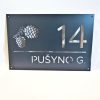 Metalinė adreso lentelė „Pušyno g. 14“ su kankorėžių ornamentu.