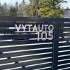 Išpjautas užrašas „Vytauto 105“ ant kiemo vartų.