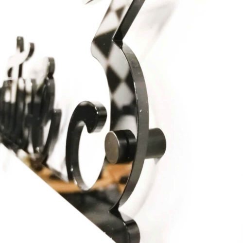 Blizgaus juodo PLEXIGLAS namo numerio ženklas, atitrauktas nuo sienos laikikliais