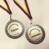 Du sidabro spalvos medaliai su trispalvėmis juostelėmis ir brolių nominacijomis.