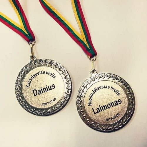 Du sidabro spalvos medaliai su trispalvėmis juostelėmis ir brolių nominacijomis.