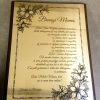 Aukso atspalvio padėkos mamai plaketė su gėlių piešiniais kampuose.