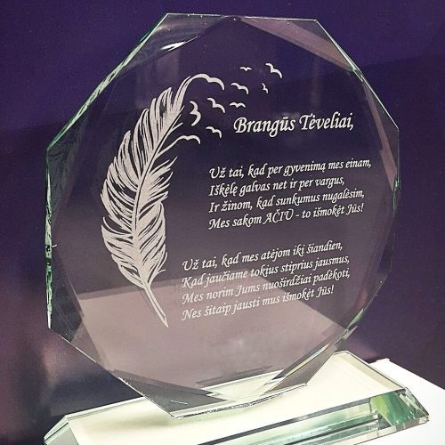 Daugiakampė stiklinė vestuvių padėka tėveliams su plunksnos piešiniu.