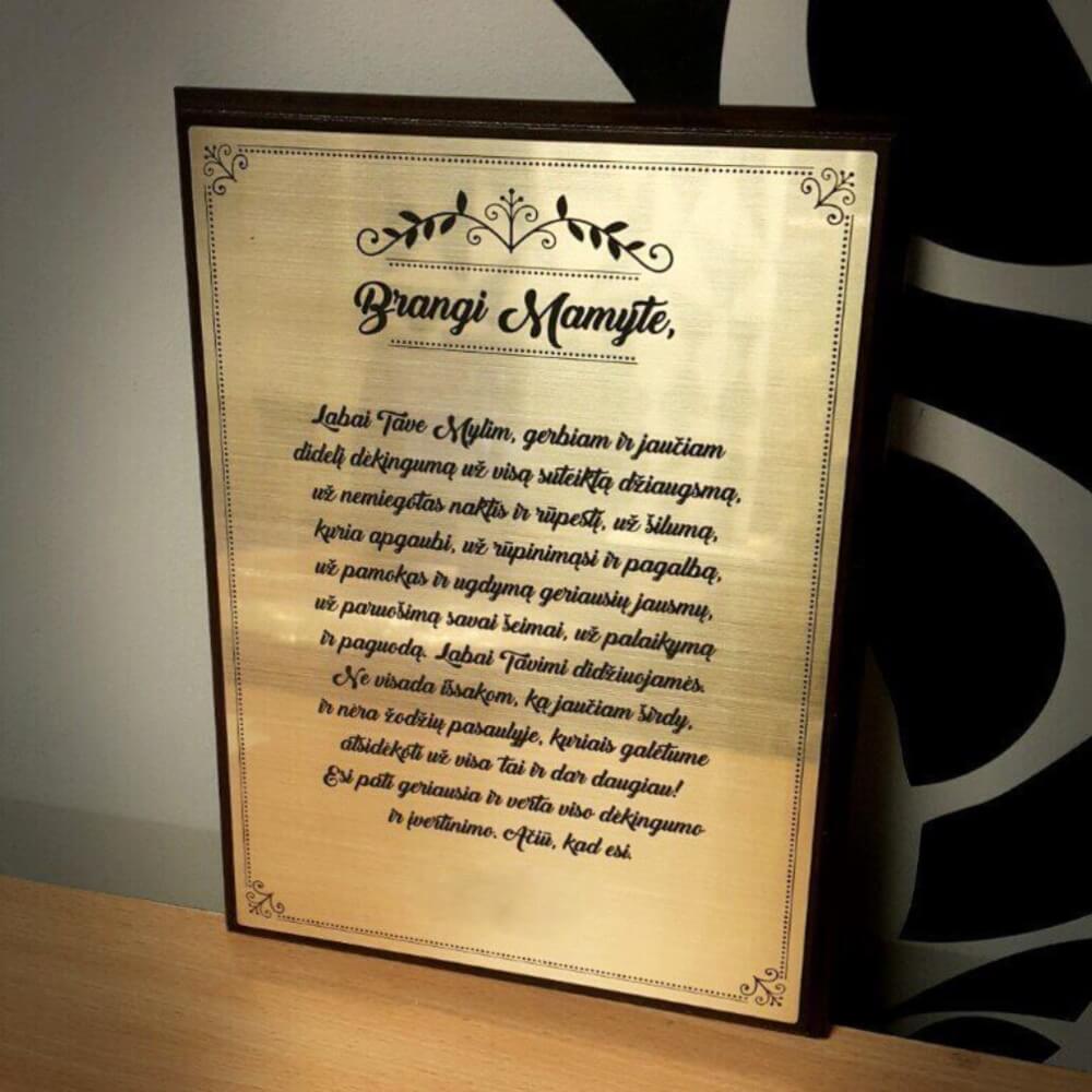 Aukso atspalvio padėkos mamai plaketė su augaliniu ornamentu.