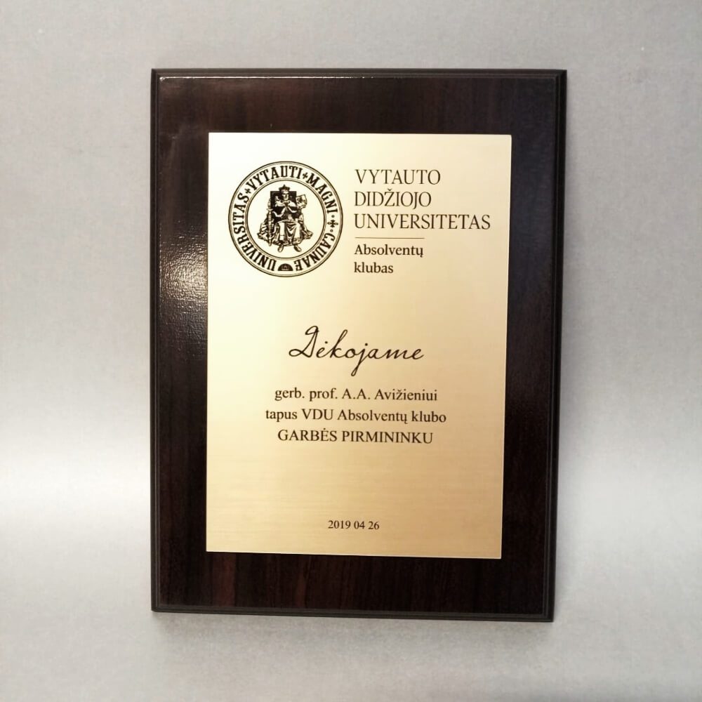 Padėka profesoriui aukso atspalvio plaketėje su mediniu rėmeliu.