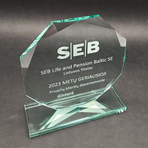 Daugiakampis stiklinis SEB apdovanojimas su „2023 metų geriausioji“ nominacija.