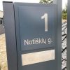 Gatvės pavadinimu ir numeriu 1 pažymėtas kiemo vartų stulpas.