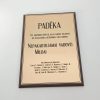 Aukso atspalvio padėkos vadovei plaketė juodame rėmelyje.