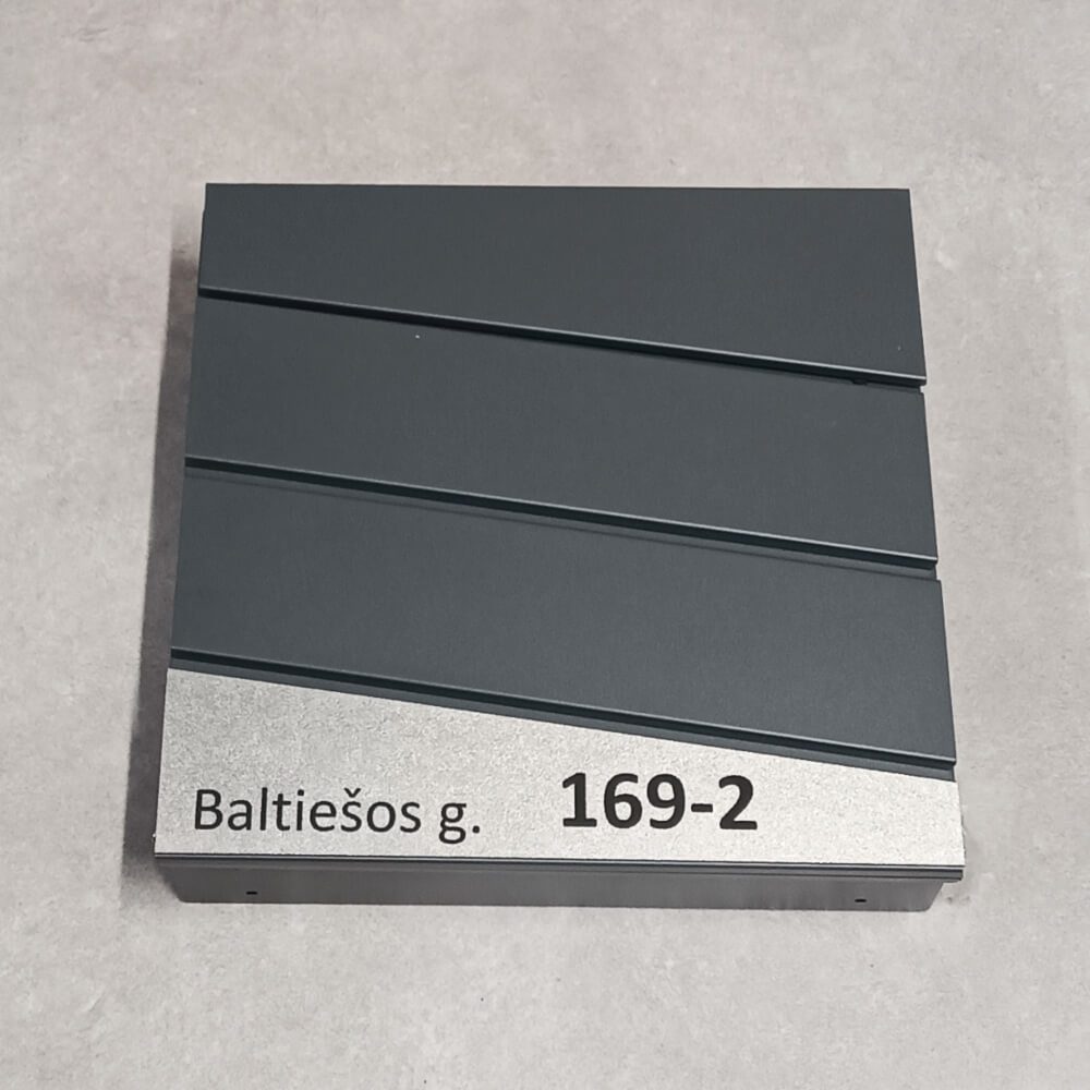 Pilka pašto dėžutė su išgraviruotu adresu „Baltėsos g. 169-2“.