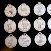 Apvalūs mediniai vestuvių svečių medaliai su piešiniais ir šmaikščiomis nominacijomis.