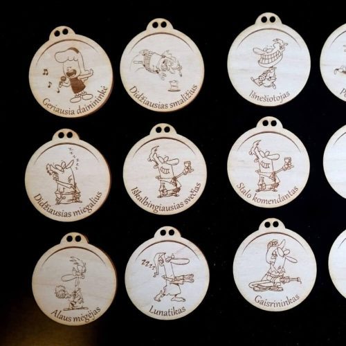 Apvalūs mediniai vestuvių svečių medaliai su piešiniais ir šmaikščiomis nominacijomis.